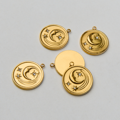 Zawieszka ze stali chirurgicznej księżyc i gwiazdy z białymi cyrkoniami w kolorze złotym 20mm PVD