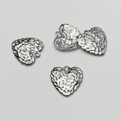 Zawieszka ze stali chirurgicznej gniecione serce w kolorze srebrnym 22,5mm