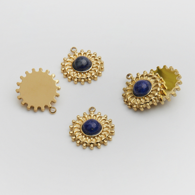 Zawieszka ze stali chirurgicznej słoneczko z lapis lazuli w kolorze złotym 17,5mm PVD