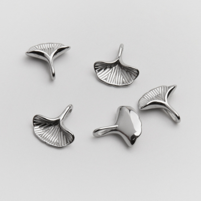 Zawieszka ze stali chirurgicznej liść miłorzębu w kolorze srebrnym 13mm