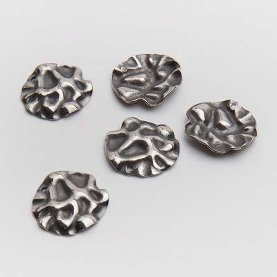 Zawieszka ze stali chirurgicznej gniecione kółko w kolorze srebrnym 18mm