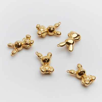 Zawieszka ze stali chirurgicznej zajączek w kolorze złotym 23mm PVD