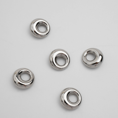 Zawieszka ze stali chirurgicznej kółko wycięte w kolorze srebrnym 13mm
