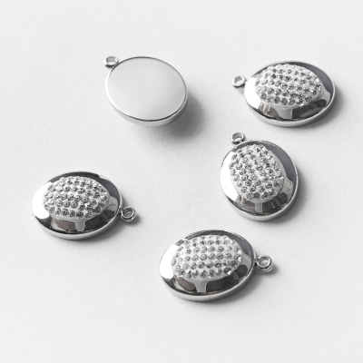 Zawieszka ze stali chirurgicznej owal wysadzany cyrkoniami w kolorze srebrnym 17mm