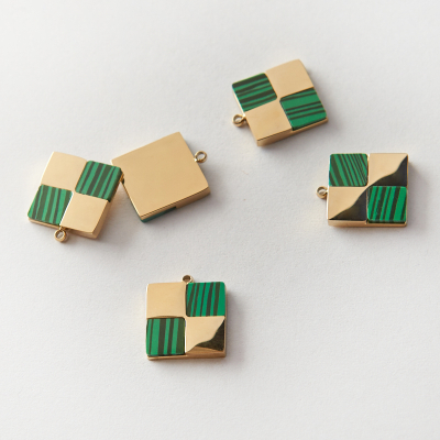 Zawieszka ze stali chirurgicznej szachownica z malachitem w kolorze złotym 14x12mm PVD