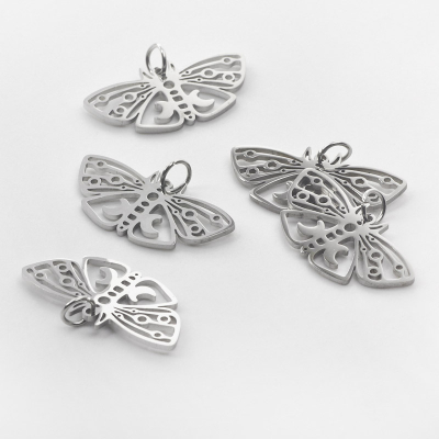 Zawieszka ze stali chirurgicznej ćma w kolorze srebrnym 8mm