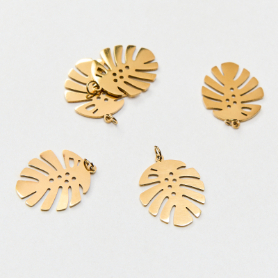 Zawieszka ze stali chirurgicznej liść monstery w kolorze złotym 21mm PVD