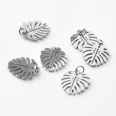 Zawieszka ze stali szlachetnej liść monstery w kolorze srebrnym 13,5mm
