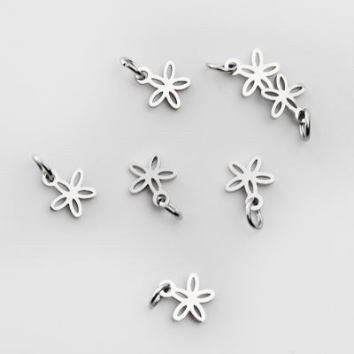 Mini zawieszka ze stali chirurgicznej kwiatek w kolorze srebrnym 8mm