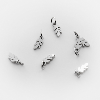 Mini zawieszka ze stali chirurgicznej listek w kolorze srebrnym 11,5mm