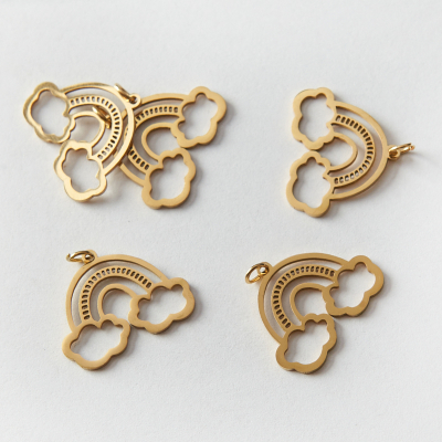 Zawieszka ze stali chirurgicznej tęcza z chmurkami w kolorze złotym 16x20mm PVD