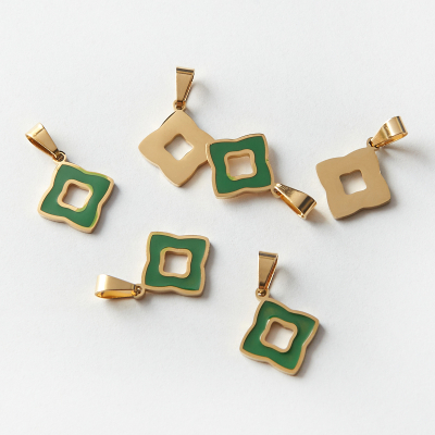 Zawieszka ze stali chirurgicznej kończyna marokańska z zieloną emalią w kolorze złotym 17,5x15mm PVD