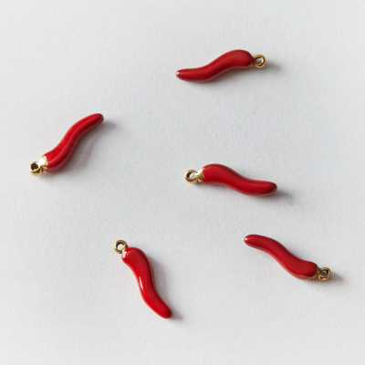 Zawieszka ze stali szlachetnej emaliowana papryczka chilli w kolorze złotym 15mm PVD