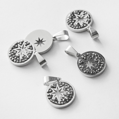 Zawieszka ze stali chirurgicznej róża wiatrów wysadzana cyrkoniami w kolorze srebrnym 14mm