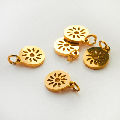 Mini zawieszka ze stali szlachetnej słoneczko w kółku w kolorze złotym 8mm PVD