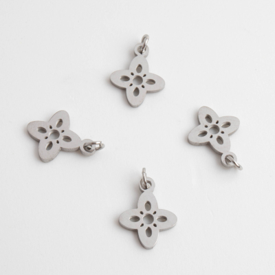 Mini zawieszka ze stali chirurgicznej kwiatek wycięty w kolorze srebrnym 10mm