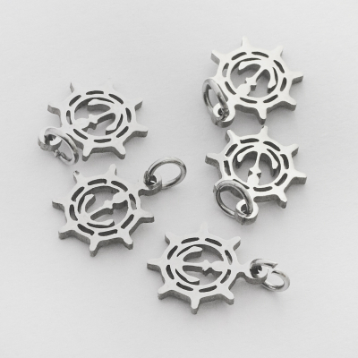 Mini zawieszka ze stali szlachetnej koło sterowe w kolorze srebrnym 10mm