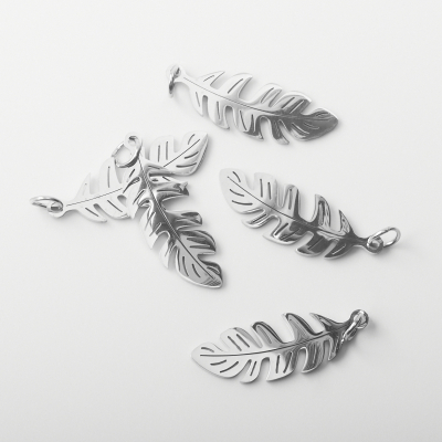 Zawieszka ze stali szlachetnej piórko w kolorze srebrnym 26mm