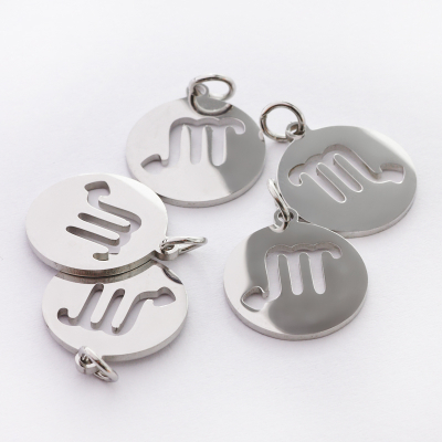 Zawieszka ze stali szlachetnej znak zodiaku Skorpion w kolorze srebrnym 15mm