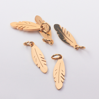 Zawieszka ze stali piórko w kolorze złotym 16mm