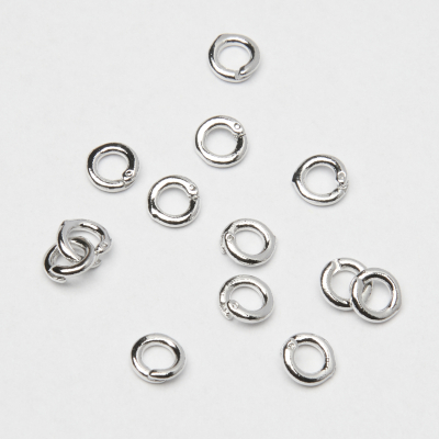 Kołeczko z zabezpieczeniem do podwieszania zawieszek z mosiądzu w kolorze srebrnym 5,5mm