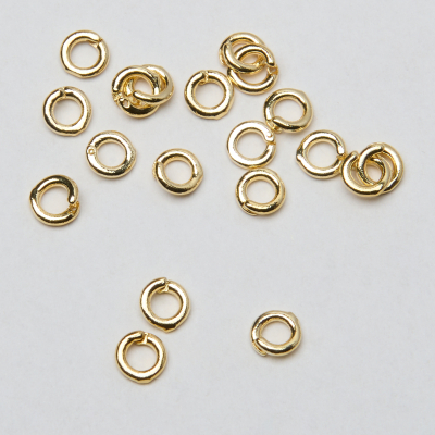 Kołeczko z zabezpieczeniem do podwieszania zawieszek z mosiądzu w kolorze złotym 5,5mm