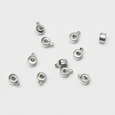 Zacisk w kształcie walca do nici, linek, sznureczków ze stali szlachetnej w kolorze srebrnym 0,6mm