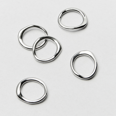 Zawieszka ze stali k&oacute;łko nieregularne 13x14,5mm