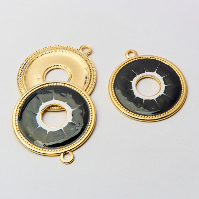 Zawieszka ze stali koło z czarną i białą emalią 47mm