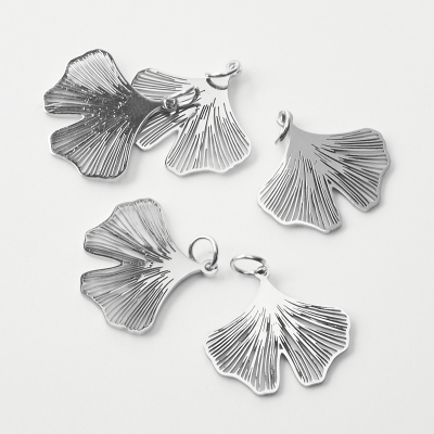 Zawieszka ze stali szlachetnej liść miłorzębu do naszyjników w kolorze srebrnym 18mm