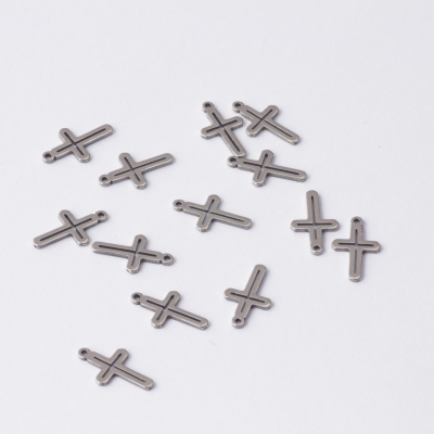 Zawieszka ze stali szlachetnej krzyż w kolorze srebrnym 13x8
